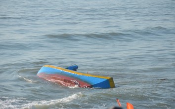 Sóng lớn đánh chìm tàu cá tại cửa biển La Gi, thuyền trưởng tử vong