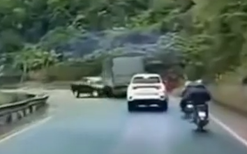 Lấn làn khi ôm cua, xe bán tải tông trực diện ô tô tải