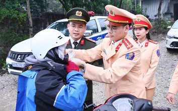 CSGT Tuyên Quang đồng hành cùng người dân trên đường về quê đón Tết