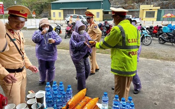 Trạm dừng chân 0 đồng trên QL6, ấm lòng người dân về quê đón Tết