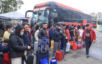 Hà Nội chiều 26 Tết, phố thưa dần… bến xe đông như hội