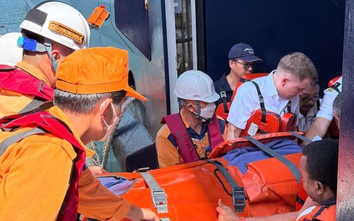 Cấp cứu trên biển giữa đêm 27 Tết: Hành khách tàu du lịch quốc tế thoát nguy kịch