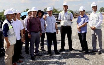 Công nhân cao tốc Biên Hòa - Vũng Tàu được "tiếp sức", giữ nhịp thi công xuyên Tết