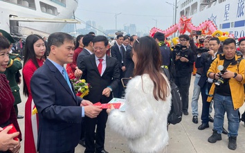 Hơn 2.000 du khách quốc tế "xông đất" Cảng tàu khách quốc tế Hạ Long sáng mùng 1 Tết