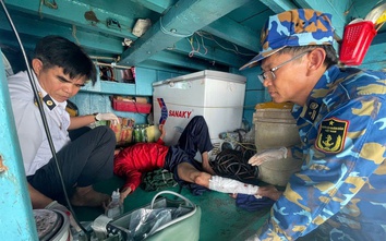 Giây phút sinh tử giữa biển của ngư dân và hành động kịp thời của lính nhà giàn