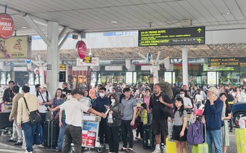 Khách qua sân bay Tân Sơn Nhất đông kỷ lục ngày cuối nghỉ Tết