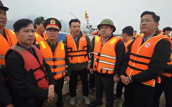 Lãnh đạo Ủy ban ATGT Quốc gia chỉ đạo tại hiện trường cứu nạn vụ lật tàu ở Lào Cai