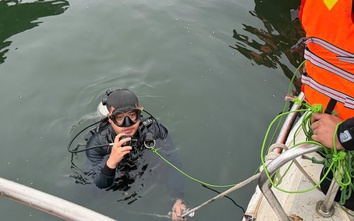 Cận cảnh đặc công nước tìm kiếm các nạn nhân mất tích vụ chìm tàu trên hồ Thác Bà