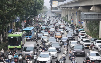 Xe cộ nhích từng mét, Hà Nội ùn tắc diện rộng sau Tết Nguyên đán