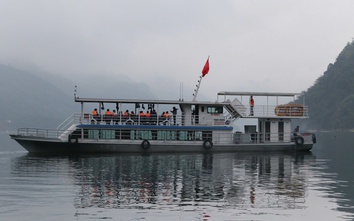 Nhiều tàu thuyền không đủ điều kiện xuất bến, khách du xuân đền Thác Bờ phải quay về