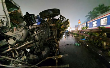 Hiện trường vụ tai nạn đường sắt khiến tài xế ô tô tử vong, một người bị thương ở Ngọc Hồi