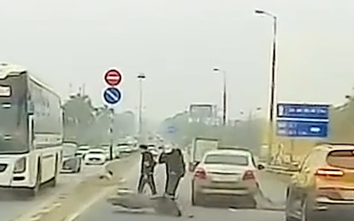 Né chốt CSGT, xe máy lao sang làn ngược chiều, tông trực diện ô tô