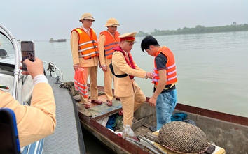 CSGT trao áo phao cho dân chài mưu sinh trên sông Hồng