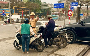 Hà Nội: Hàng chục tài xế ô tô, xe máy vượt rào chắn đường sắt bị xử phạt nghiêm