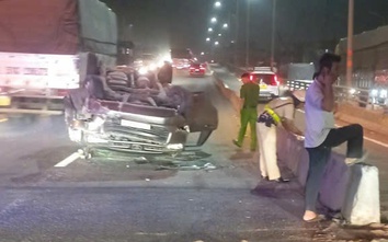 Ô tô 4 chỗ va vào dải phân cách rồi lật ngửa, 3 người may mắn thoát chết