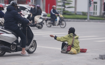 Người ăn xin ngồi giữa đường ở thành phố Vinh gây phản cảm, tiềm ẩn nguy cơ tai nạn