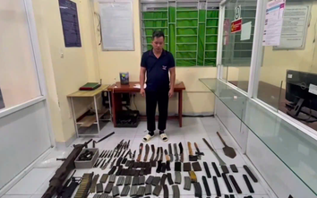 TP.HCM: Bắt đối tượng tàng trữ, mua bán trái phép số lượng lớn vũ khí 