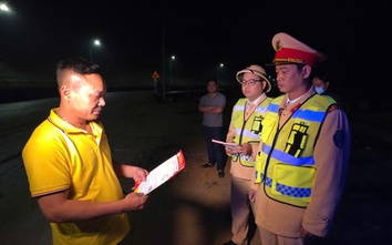 CSGT Lào Cai siết an toàn giao thông xe khách dịp cuối năm trên QL4D