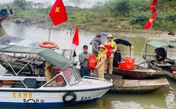 Hưng Yên: Tuyên truyền pháp luật đường thủy, trao quà Tết tại mô hình “Làng chài bình yên”