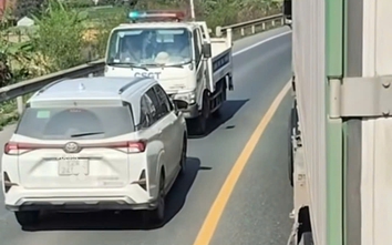 Vượt ẩu khi đường tắc, tài xế ô tô con phải lùi xe khi gặp CSGT