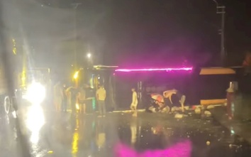 Gia lai: Lật xe khách giường nằm trên quốc lộ 19, hai người bị thương