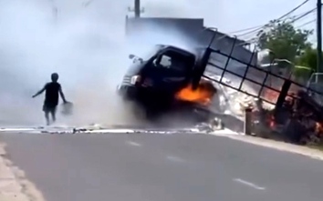 Đắk Lắk: Tài xế nhanh trí lùi xe xuống mương nước dập lửa khi xe tải chở cám bốc cháy