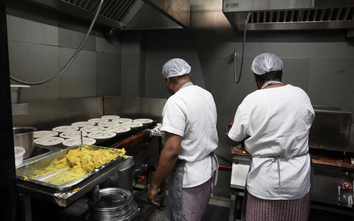 Nhà hàng, khách sạn Ấn Độ cảnh báo nguy cơ gián đoạn hoạt động do thiếu nhiên liệu