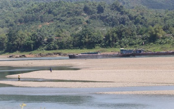 Sông Đà cạn trơ đáy, có thể đi bộ dạo giữa lòng sông