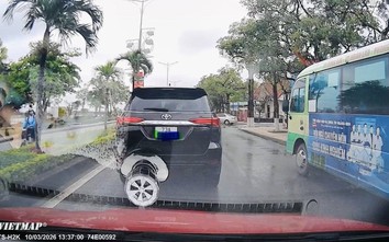 Tài xế dừng xe ô tô giữa đường ở Quảng Trị bị xử phạt, trừ điểm giấy phép lái xe