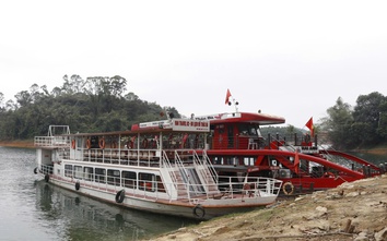 Nhiều tàu du lịch trên hồ Thác Bà phải tạm dừng hoạt động do vắng khách