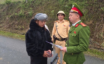 CSGT, công an xã ở Lào Cai đưa thông tin bầu cử đến từng bản làng bằng tiếng dân tộc