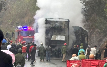 Ô tô đầu kéo bốc cháy ngùn ngụt sau tai nạn trên quốc lộ 6 qua Sơn La