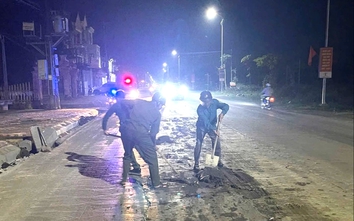 Công an Ninh Bình nhanh chóng thu gom đất rơi vãi, đảm bảo an toàn giao thông