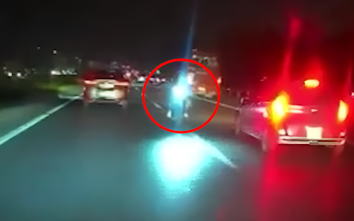 Xe máy đi ngược chiều trên cao tốc khiến nhiều tài xế ô tô phanh gấp