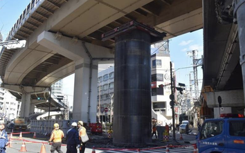 Đường ống sắt khổng lồ bất ngờ "trồi" lên cao 13m giữa lòng thành phố Osaka