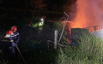 Xe đầu kéo cháy dữ dội sau tai nạn trên quốc lộ 1, tài xế tử vong