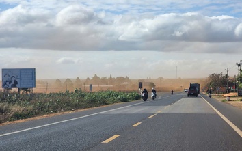 Gia Lai: Bụi đất khi thi công mặt bằng khu công nghiệp tràn ra đường, bay vào nhà dân