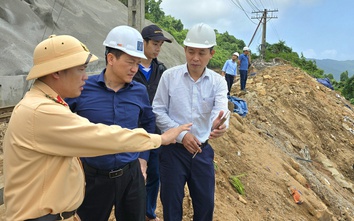 Cục trưởng Cục Đường sắt Việt Nam kiểm tra hiện trường đá lăn vào đường ray ở đèo Hải Vân