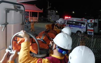 2 giờ vượt sóng lớn đưa bệnh nhân nguy kịch từ Cù Lao Chàm vào bờ