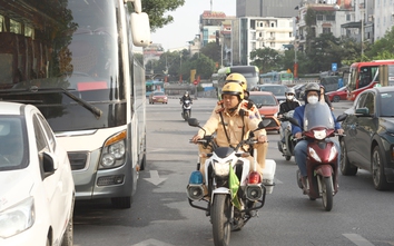 CSGT Hà Nội xử phạt nhiều xe du lịch đỗ sai quy định quanh phố cổ