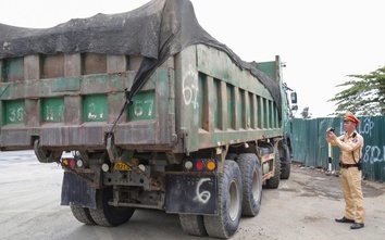 CSGT Hà Nội xử lý nhiều xe tải làm rơi đất thải xuống đường