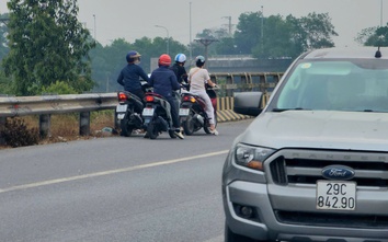 Bắc Ninh: Xe máy ngang nhiên đi ngược chiều, quay đầu trái phép trên QL18