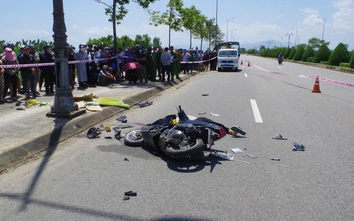 Xe máy mất lái tông cột điện, hai thanh niên tử vong