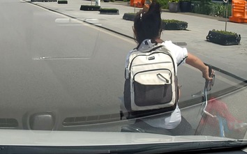 Nữ sinh tạt ngang đầu ô tô, tài xế phanh gấp vẫn không tránh kịp