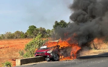 Cháy ô tô 5 chỗ trên trục đường ven biển ở Lâm Đồng, hai người bị thương