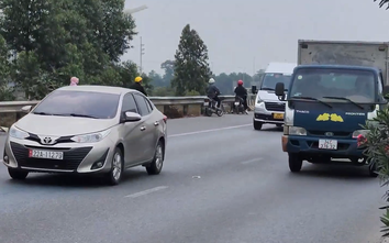 Xe máy đi ngược chiều, quay đầu trái phép trên quốc lộ 18