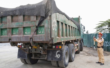 Hà Nội: CSGT xử lý hàng chục xe tải làm rơi bùn đất xuống đường, gây mất an toàn
