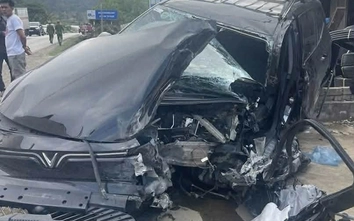 Ô tô con đấu đầu xe khách trên QL6 qua Sơn La, một người bị thương