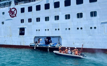 Nỗ lực xuyên đêm cứu du khách Nhật từ tàu Pacific World