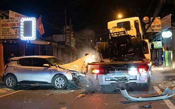 Xe cứu hộ lấn làn vượt ẩu trong đêm, tông trực diện ô tô